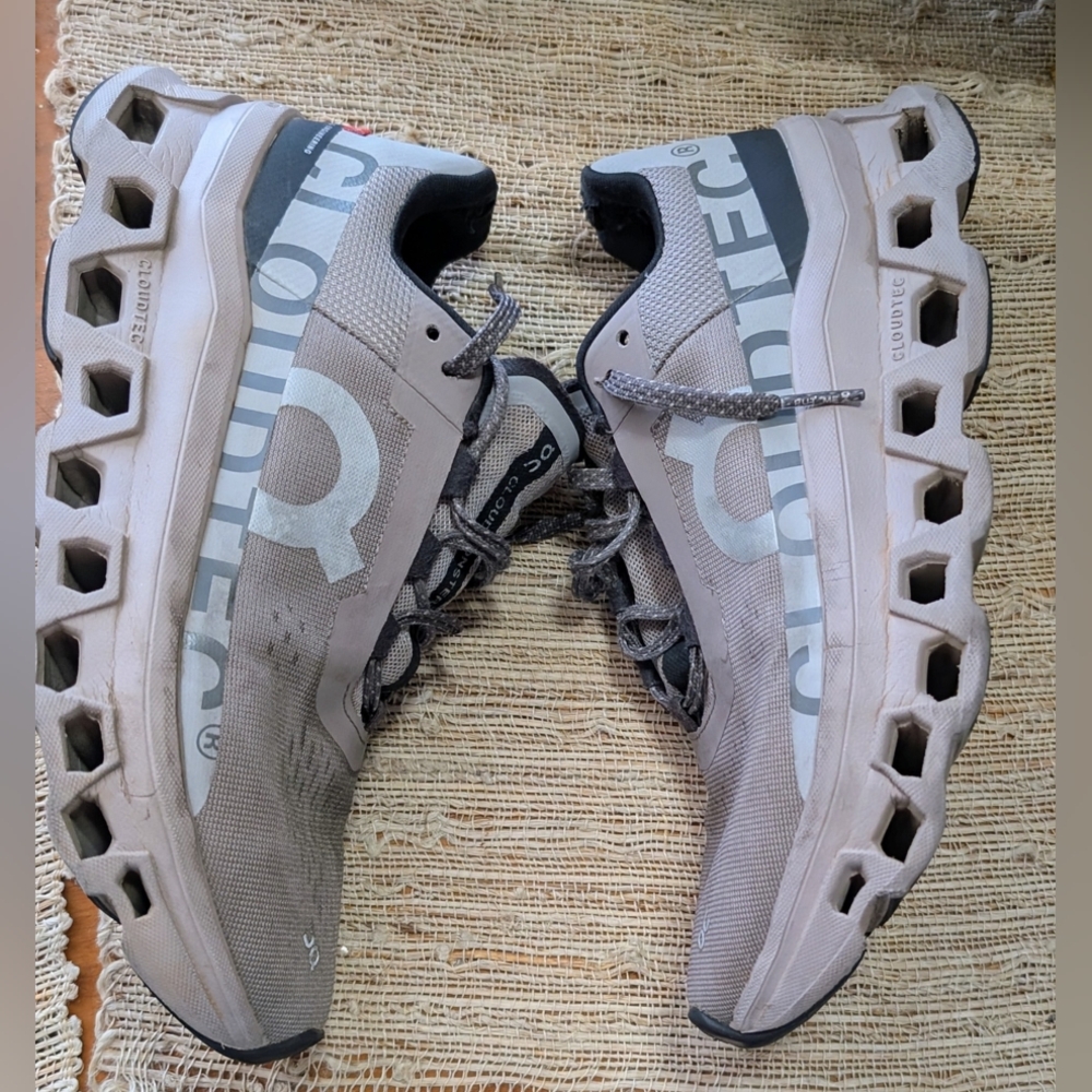ON RUNNING CLOUDMONSTER SHOES in CINDER/FOG SIZE 8